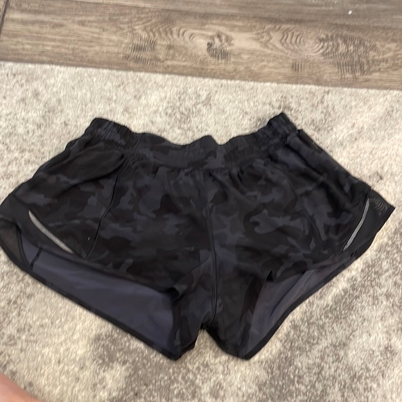 Lululemon black camo Hotty Hot Low-Rise Lined Short 2.5" in size 8. - Picture 2 of 6